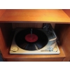 Vintage mebel muzyczny z gramofonem, ciemnym drewnem i mosiężnymi detalami
